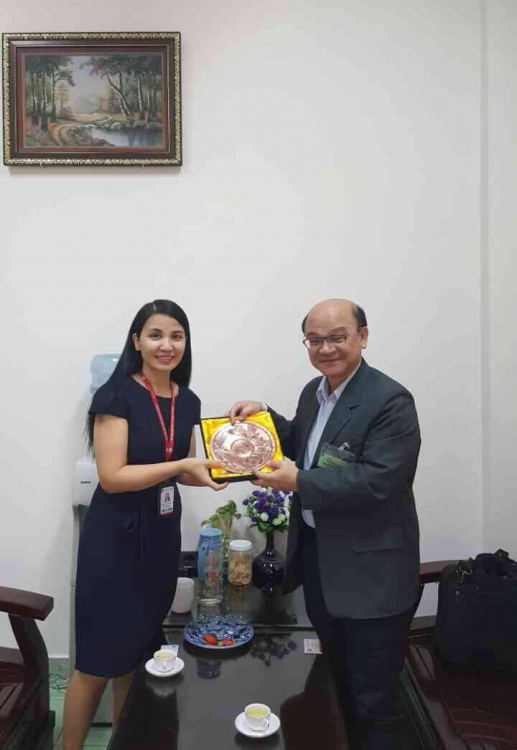 Presenting a gift to Ms Ha, the vice director