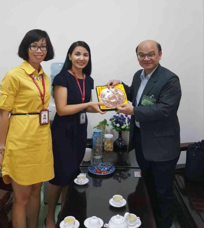 Photo with Ms Tam, manager of int education, and Ms Ha