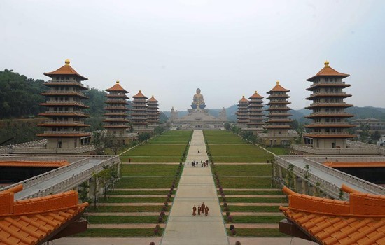 Visit the largest monastery in FoGuangShan